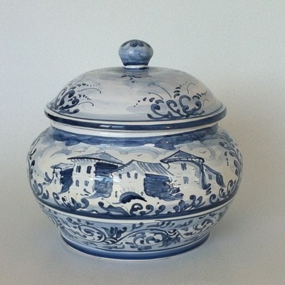 Artistic italian pottery of Albisola - Majolica, biscuit box with written and castle on the back.
